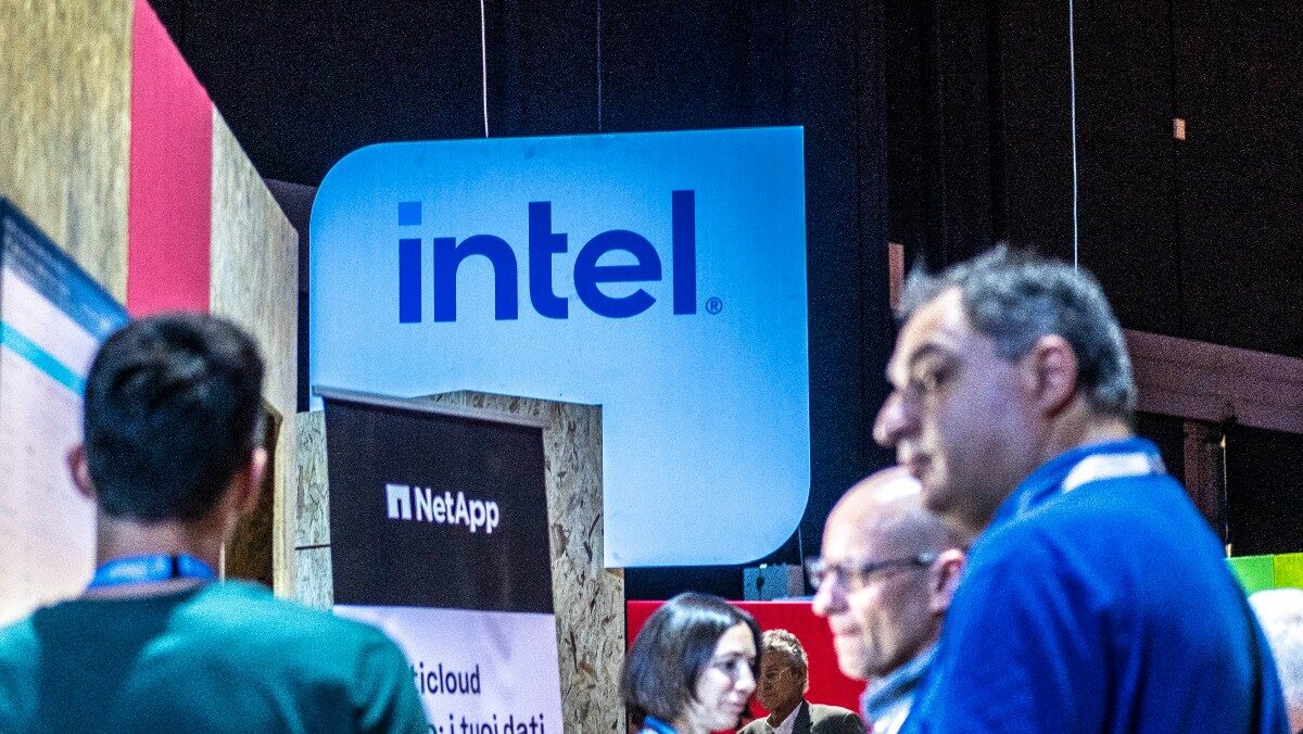 Intel crolla del 25% nel dopo Borsa, la crisi dei pc trascina giù i chip Intel crolla del 25% nel dopo Borsa, la crisi dei pc trascina giù i chip