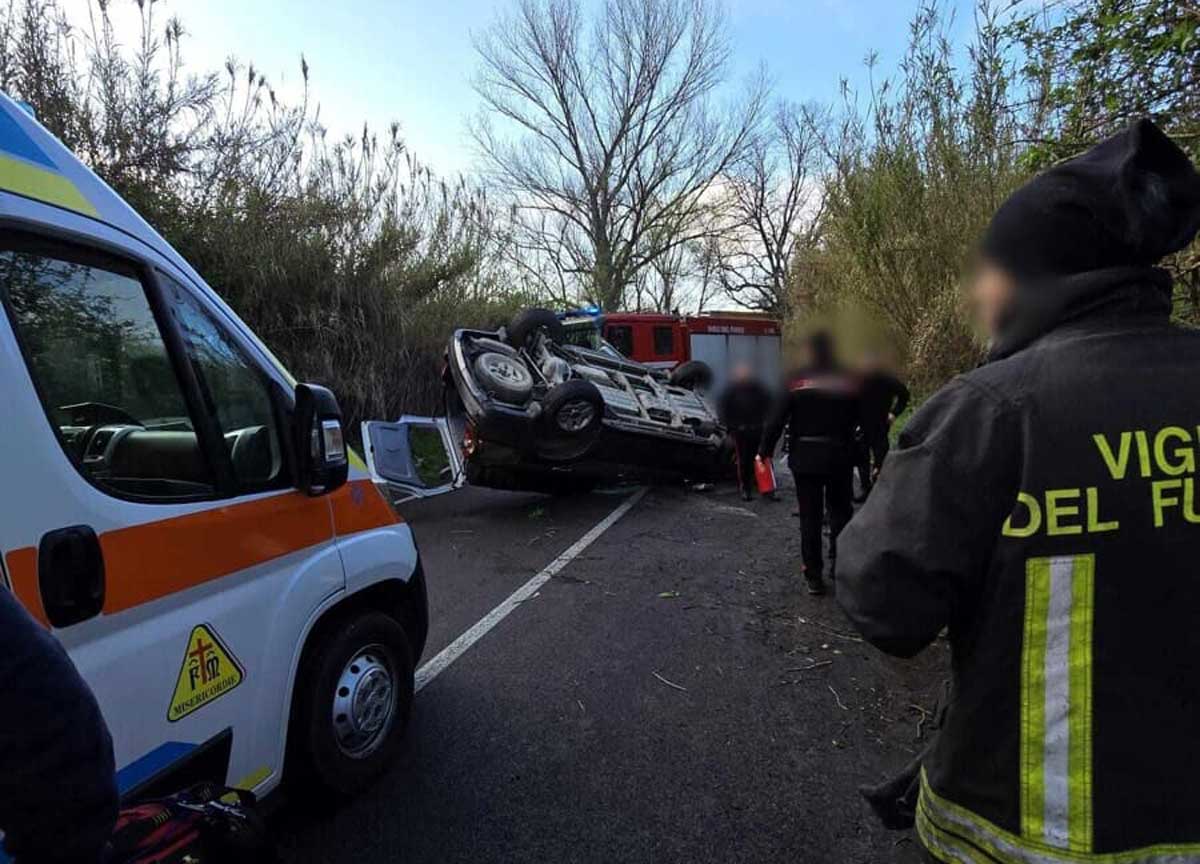 In auto col figlio, perde il controllo del veicolo e si ribalta a Guidonia In auto col figlio, perde il controllo del veicolo e si ribalta a Guidonia