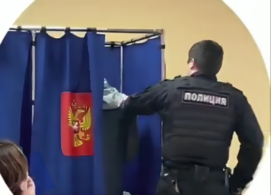 Russia: il poliziotto entra nella cabina elettorale, clamorosa violazione