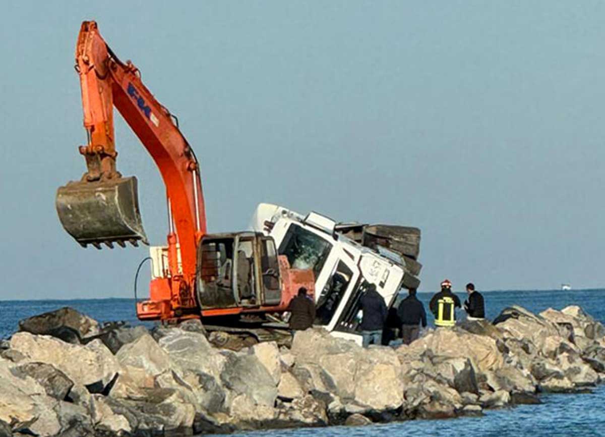 Camion si ribalta sulla scogliera di Ostia: salvato l’autista dai pompieri Camion si ribalta sulla scogliera di Ostia: salvato l’autista dai pompieri