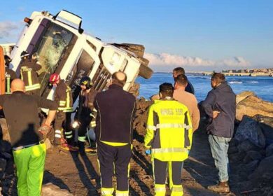 Camion si ribalta sulla scogliera di Ostia: salvato l’autista dai pompieri