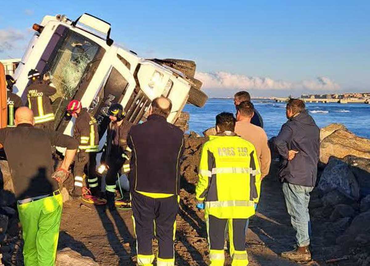 Camion si ribalta sulla scogliera di Ostia: salvato l’autista dai pompieri Camion si ribalta sulla scogliera di Ostia: salvato l’autista dai pompieri
