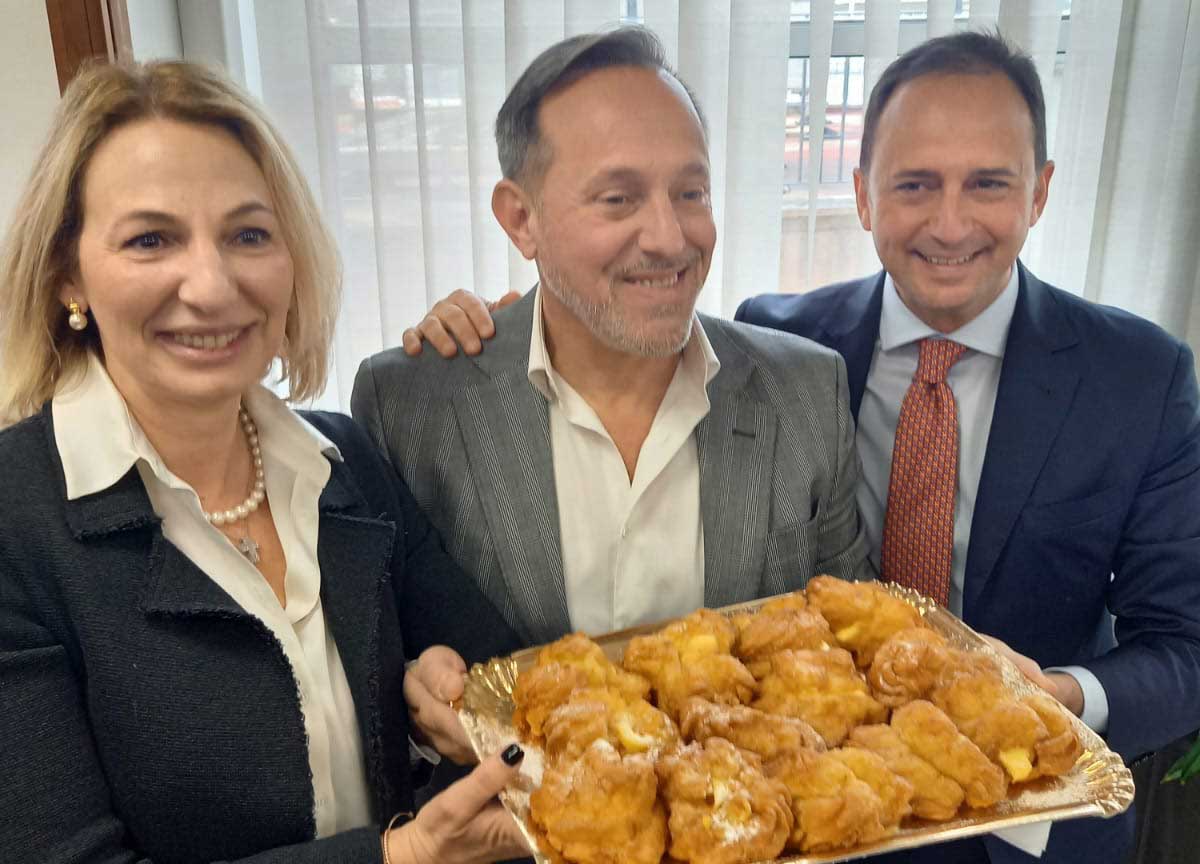 Regione Lazio, abbuffata di bignè di San Giuseppe: assessori in ricreazione Regione Lazio, abbuffata di bignè di San Giuseppe: assessori in ricreazione