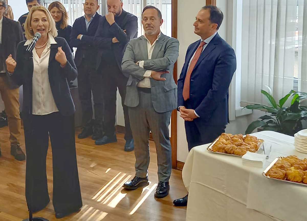 Regione Lazio, abbuffata di bignè di San Giuseppe: assessori in ricreazione Regione Lazio, abbuffata di bignè di San Giuseppe: assessori in ricreazione