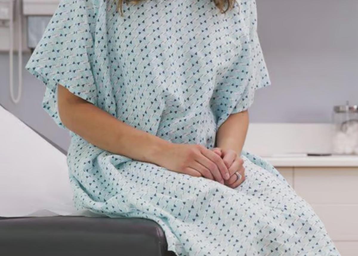 Violentata dal padre, 13enne resta incinta. Arrestato dopo abuso in ospedale Violentata dal padre, 13enne resta incinta. Arrestato dopo abuso in ospedale