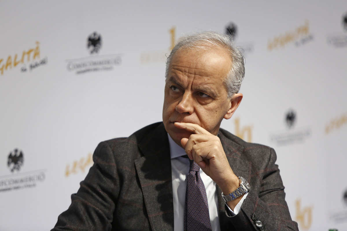 Bari, Piantedosi risponde a Decaro: “Guerra alle mafie, non ai sindaci” Bari, Piantedosi risponde a Decaro: “Guerra alle mafie, non ai sindaci”