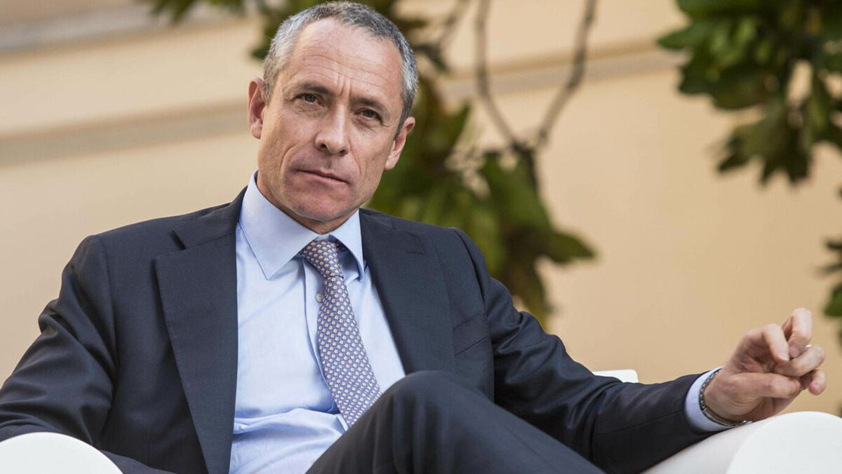 Poste vola in Borsa, capitalizzazione sopra i 33 miliardi di euro. Titolo in forte rialzo Poste vola in Borsa, capitalizzazione sopra i 33 miliardi di euro. Titolo in forte rialzo