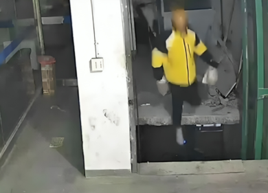 Rider cade nel vano dell’ascensore e si rompe la spina dorsale: video choc