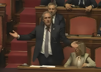 Menia (FdI) irride Macron: “Si presenta femmineo e mostra muscoli in Ucraina”