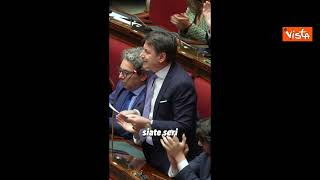 Meloni si copre la faccia con la giacca, Conte: “Ha fatto bene, l’ha persa”