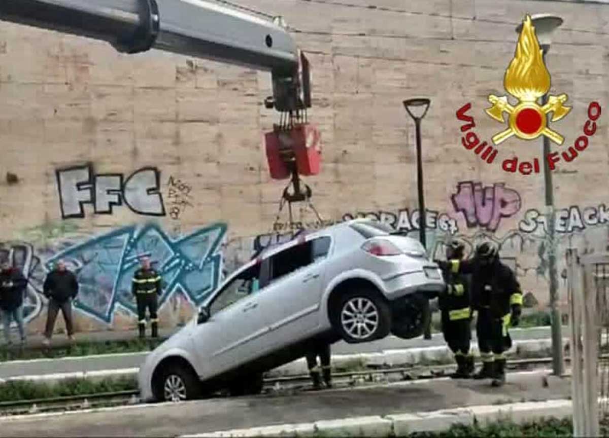 Ubriaco alla guida finisce con l’auto sui binari, interrotta 7 ore la tratta Ubriaco alla guida finisce con l’auto sui binari, interrotta 7 ore la tratta
