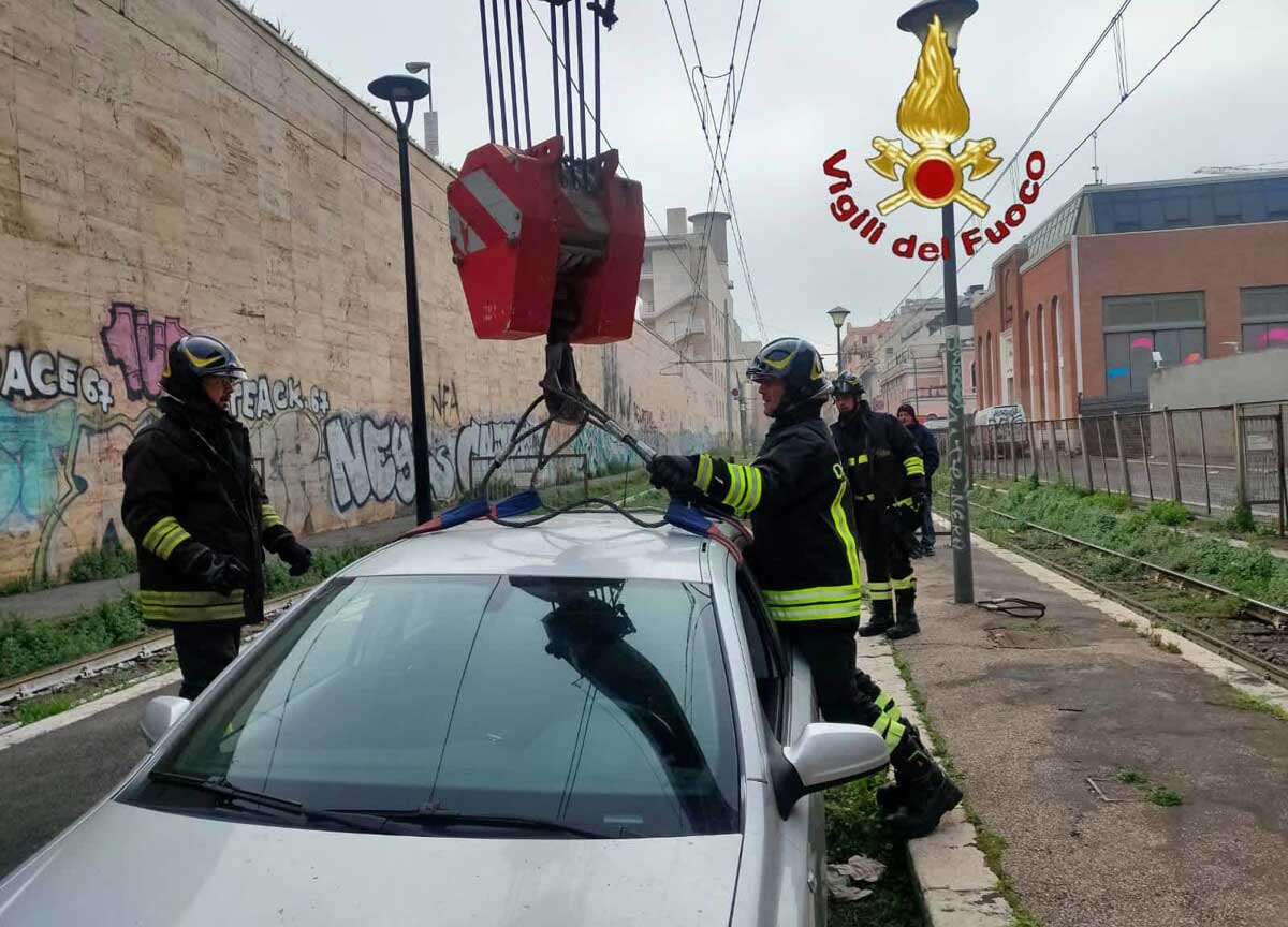 Ubriaco alla guida finisce con l’auto sui binari, interrotta 7 ore la tratta Ubriaco alla guida finisce con l’auto sui binari, interrotta 7 ore la tratta
