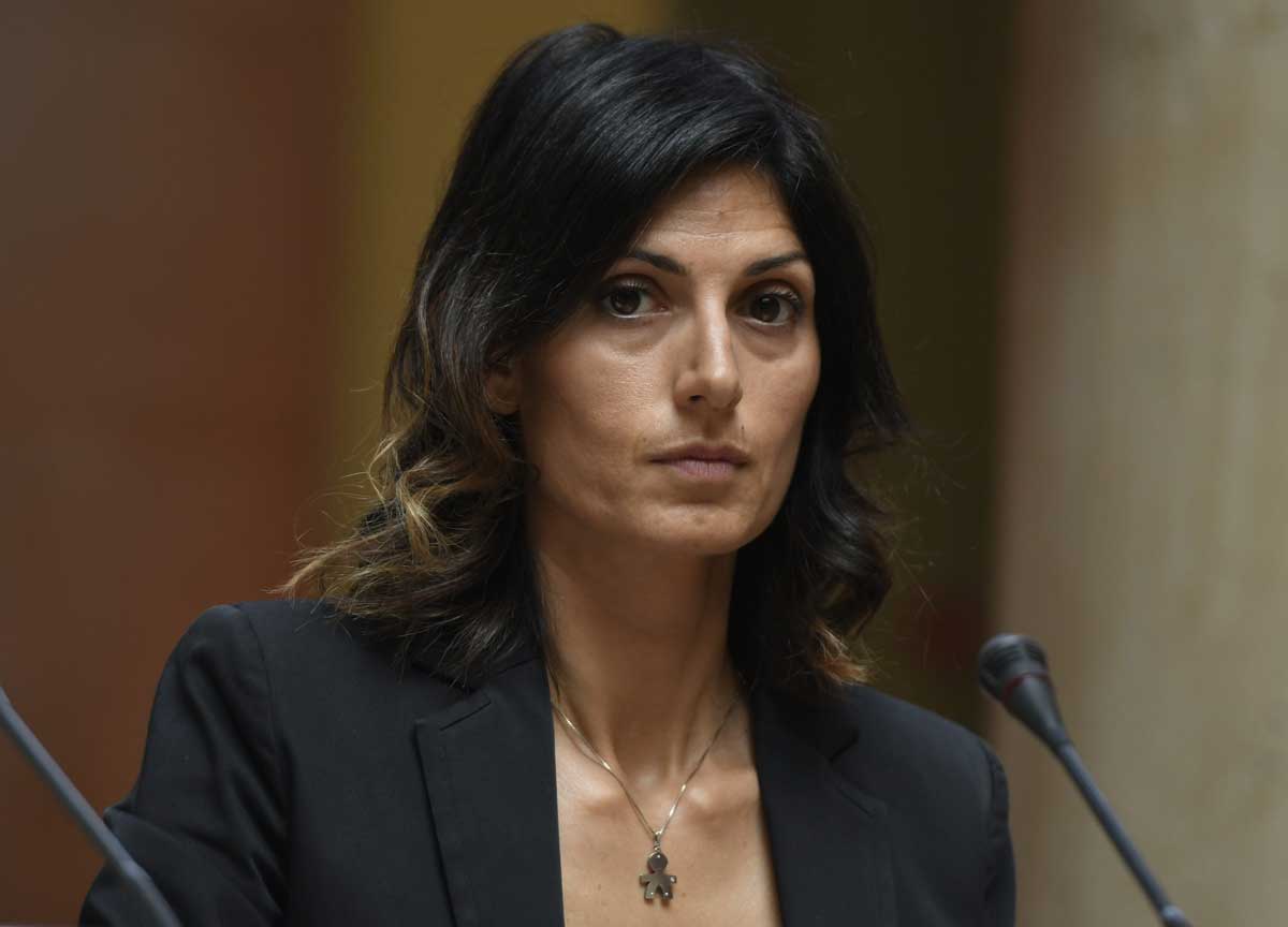Raggi con Di Battista per il post M5s: cattivi rapporti con Conte e Gualtieri Raggi con Di Battista per il post M5s: cattivi rapporti con Conte e Gualtieri