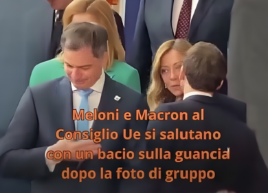 Meloni, dopo il bacio di Biden arriva quello di Macron: che amore la premier