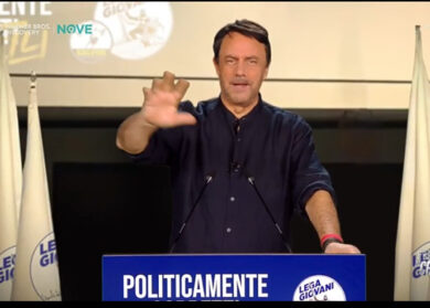 Crozza/Salvini: «Russia… schede bianche, zero! Astensionismo? Zero! Perché la mattina in Russia ti vengono a prendere con la camionetta per portarti a votare»