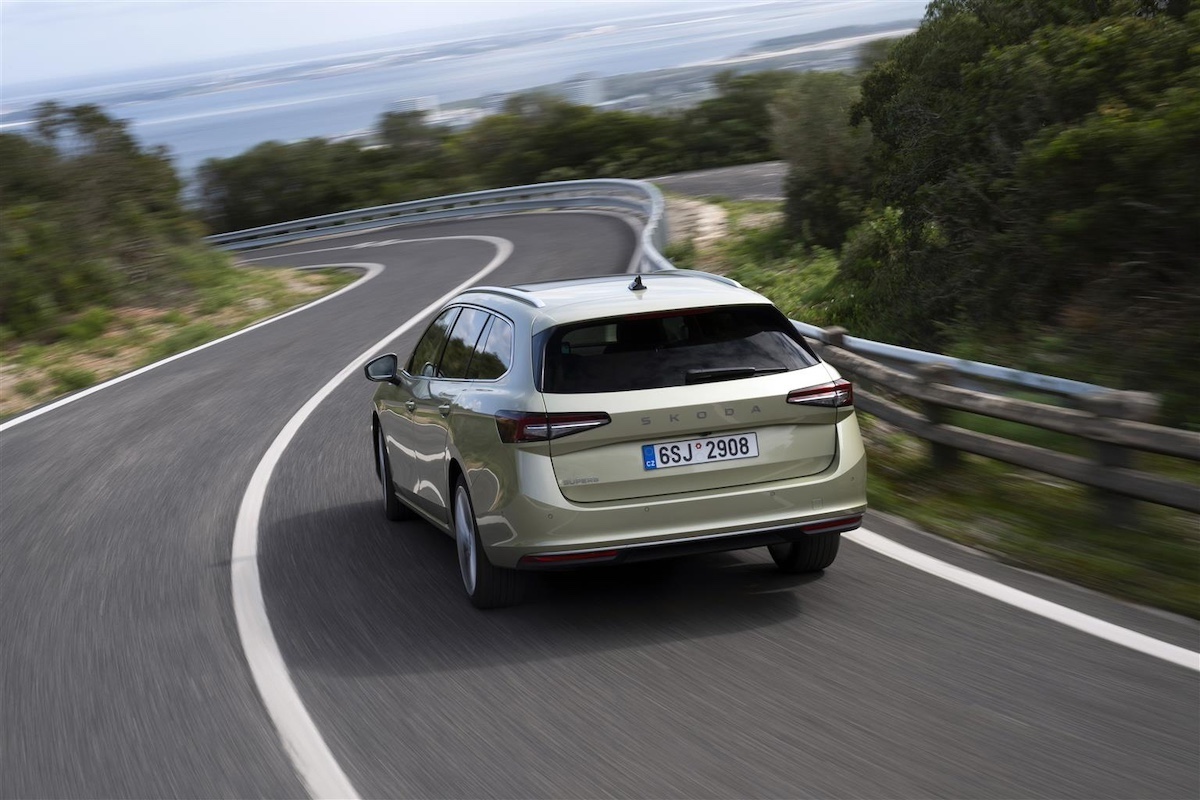 Nuova Škoda Superb Wagon: rivoluzione elegante e tecnologica
