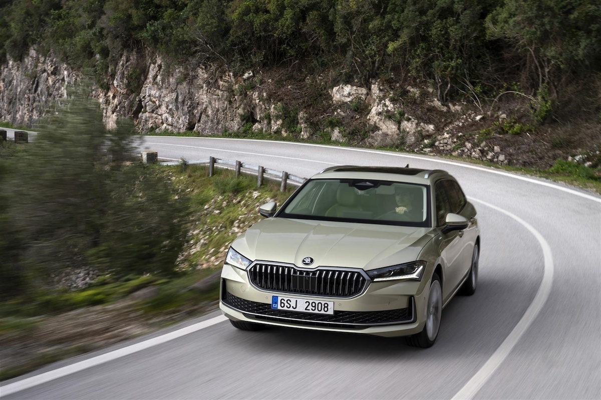 Nuova Škoda Superb Wagon: rivoluzione elegante e tecnologica