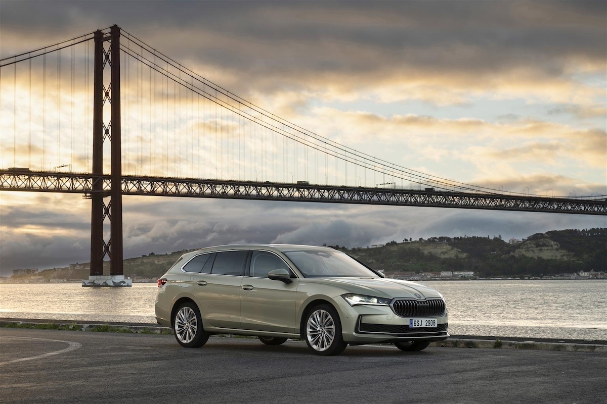 Nuova Škoda Superb Wagon: rivoluzione elegante e tecnologica