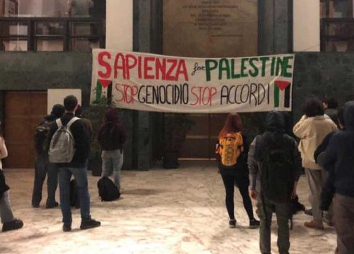 Università, gli studenti di sinistra occupano La Sapienza contro Israele Università, gli studenti di sinistra occupano La Sapienza contro Israele