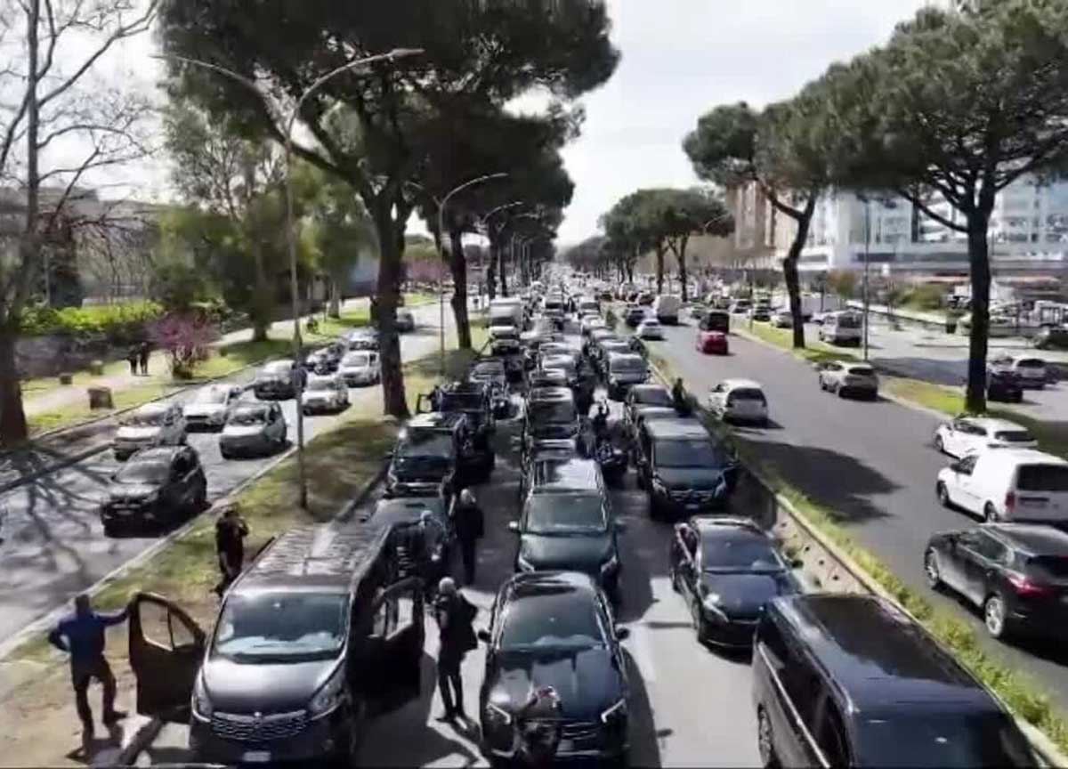 L’accusa degli Ncc in corteo: “I taxi non fanno fattura e Salvini li sostiene” L’accusa degli Ncc in corteo: “I taxi non fanno fattura e Salvini li sostiene”
