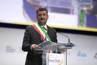 Decaro smentisce Emiliano: la commedia degli equivoci a Bari