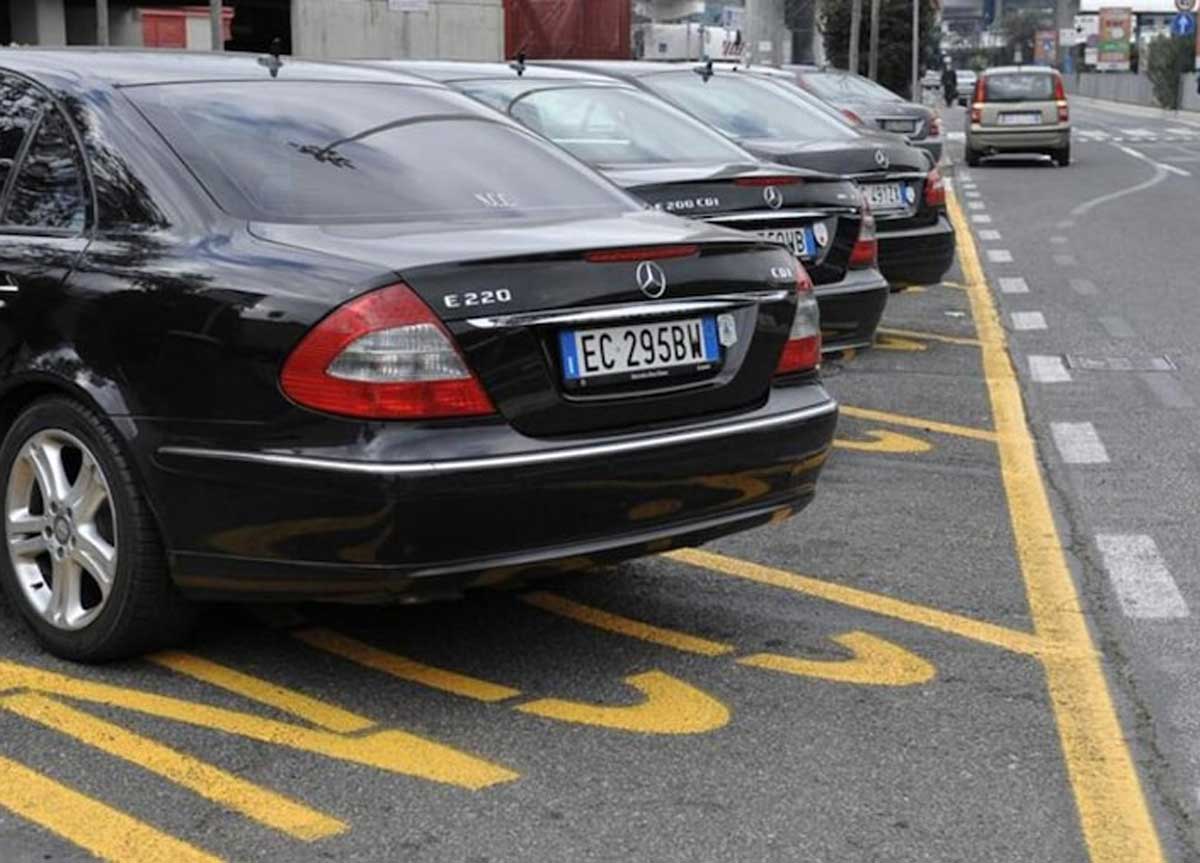 “Salvini compromesso coi tassisti”, sulle strade l’ira degli Ncc: megacorteo “Salvini compromesso coi tassisti”, sulle strade l’ira degli Ncc: megacorteo