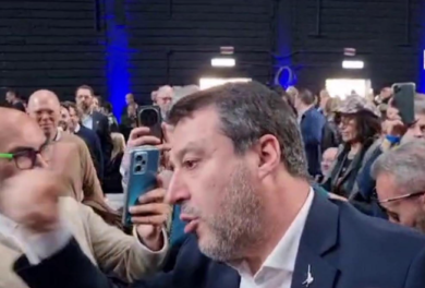 Salvini infastidito: “Mettete qualcosa di diverso, musica da ricovero”