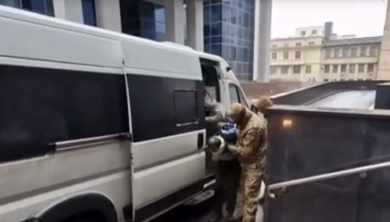 Bendati e in manette, i presunti terroristi trascinati all’interrogatorio