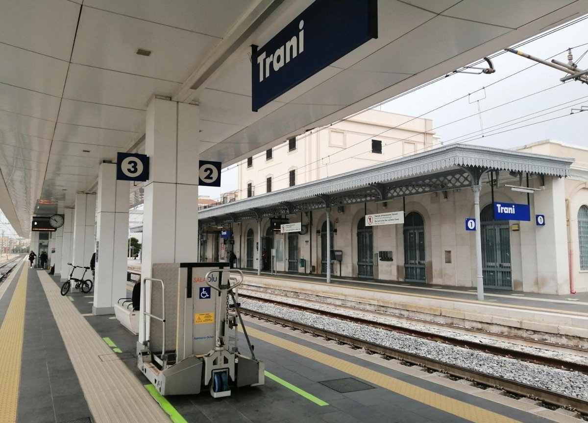 Galleria foto 'Allarme bomba a Trani, sospesa la circolazione dei treni: chiuse le scuole' - foto 1