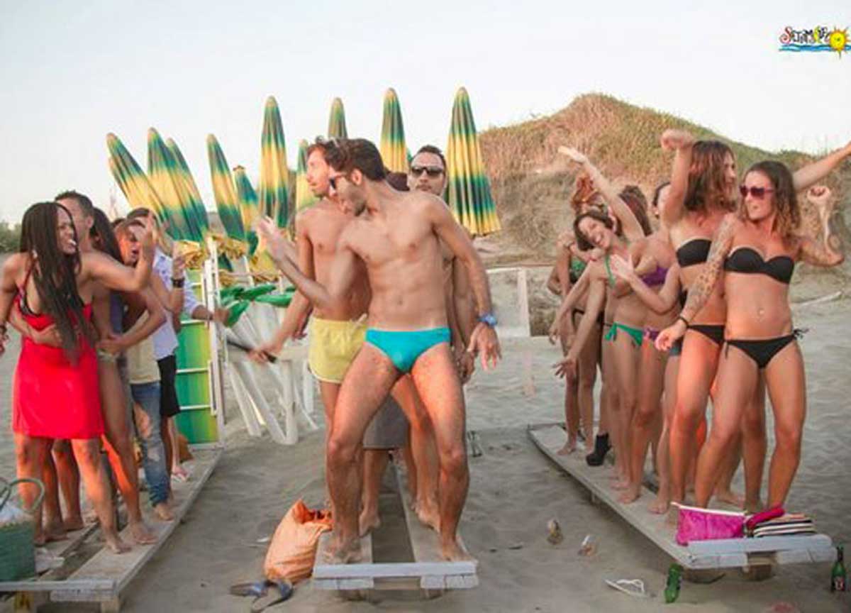 Spiagge Capocotta: vince il bando chi progetta 3 chioschi LGBTQIA+. Mistero