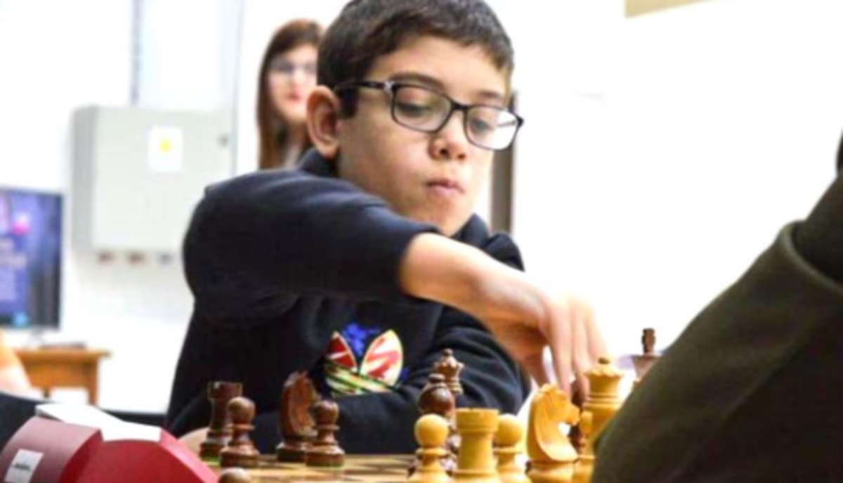 Clamoroso: un bambino di 10 anni batte il campione del mondo di scacchi Clamoroso: un bambino di 10 anni batte il campione del mondo di scacchi