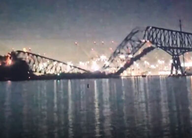 Crolla il ponte a Baltimora: ecco il momento del collasso della struttura