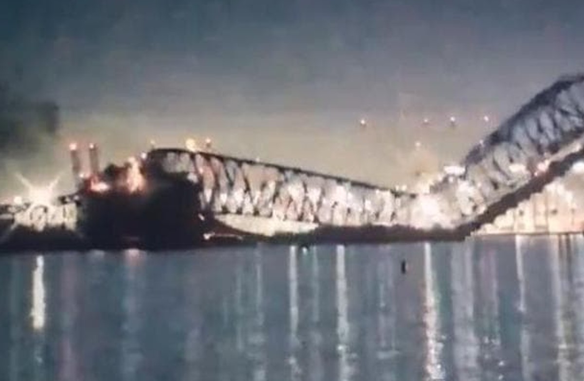 Nave cargo travolge un pilone: crolla un ponte a Baltimora. Persone in acqua Nave cargo travolge un pilone: crolla un ponte a Baltimora. Persone in acqua