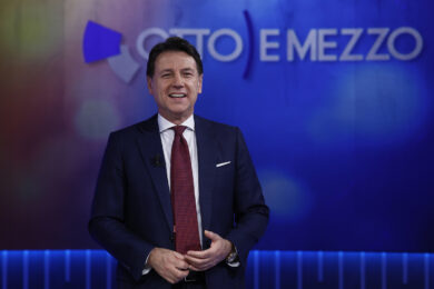 Europee, Conte fa fuori Raggi e i big. M5s, il corteggiamento dei pacifisti