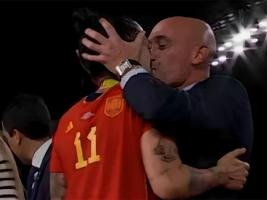 Rubiales, bacio rubato alla calciatrice: chiesti due anni e mezzo di carcere Rubiales, bacio rubato alla calciatrice: chiesti due anni e mezzo di carcere