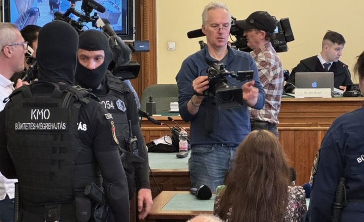 Salis resta in cella: negati i domiciliari. In aula con manette e catene