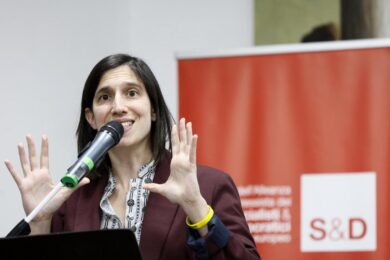 Europee, il Pd vuole candidare Ilaria Salis. Con l’immunità sarebbe libera