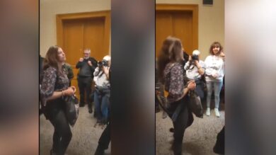L’uscita di Ilaria Salis dal tribunale di Budapest