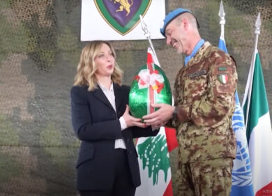 Meloni commossa regala l’uovo di Pasqua al contingente italiano in Libano