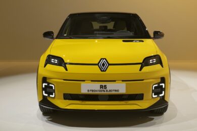 Renault 5 E-Tech Electric in tour a Parigi per svelarsi al grande pubblico