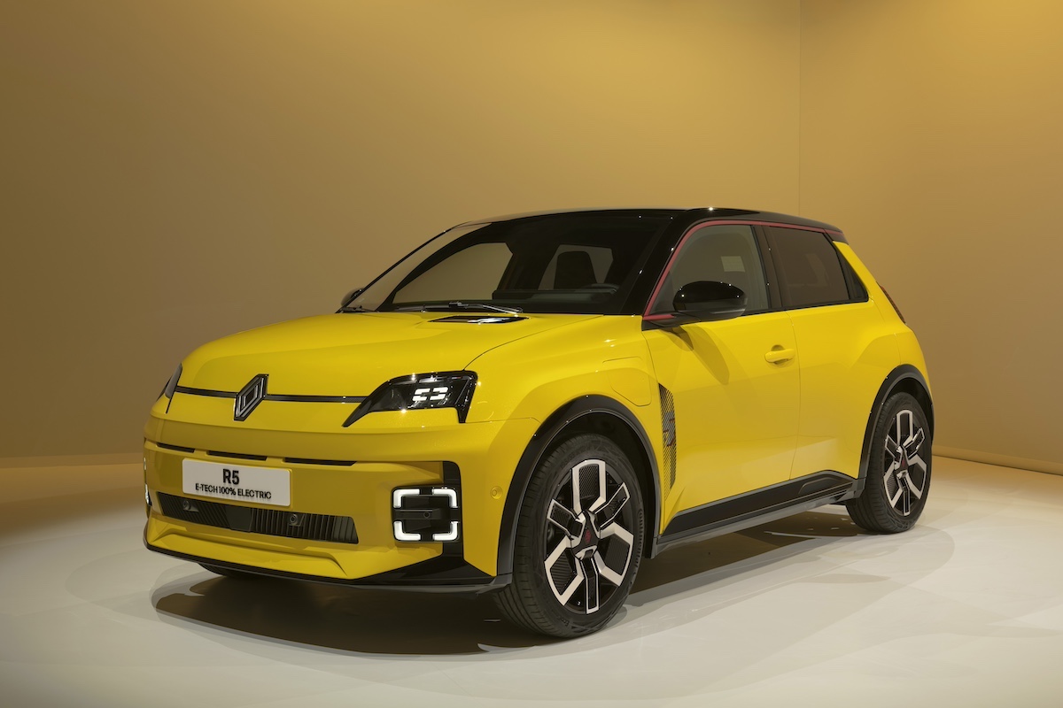 Renault 5 E-Tech Electric in tour a Parigi per svelarsi al grande pubblico