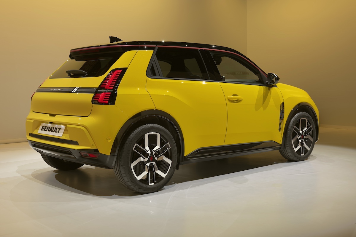 Renault 5 E-Tech Electric in tour a Parigi per svelarsi al grande pubblico