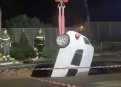 Roma, si apre una voragine da brivido al Quadraro: 2 auto inghiottite