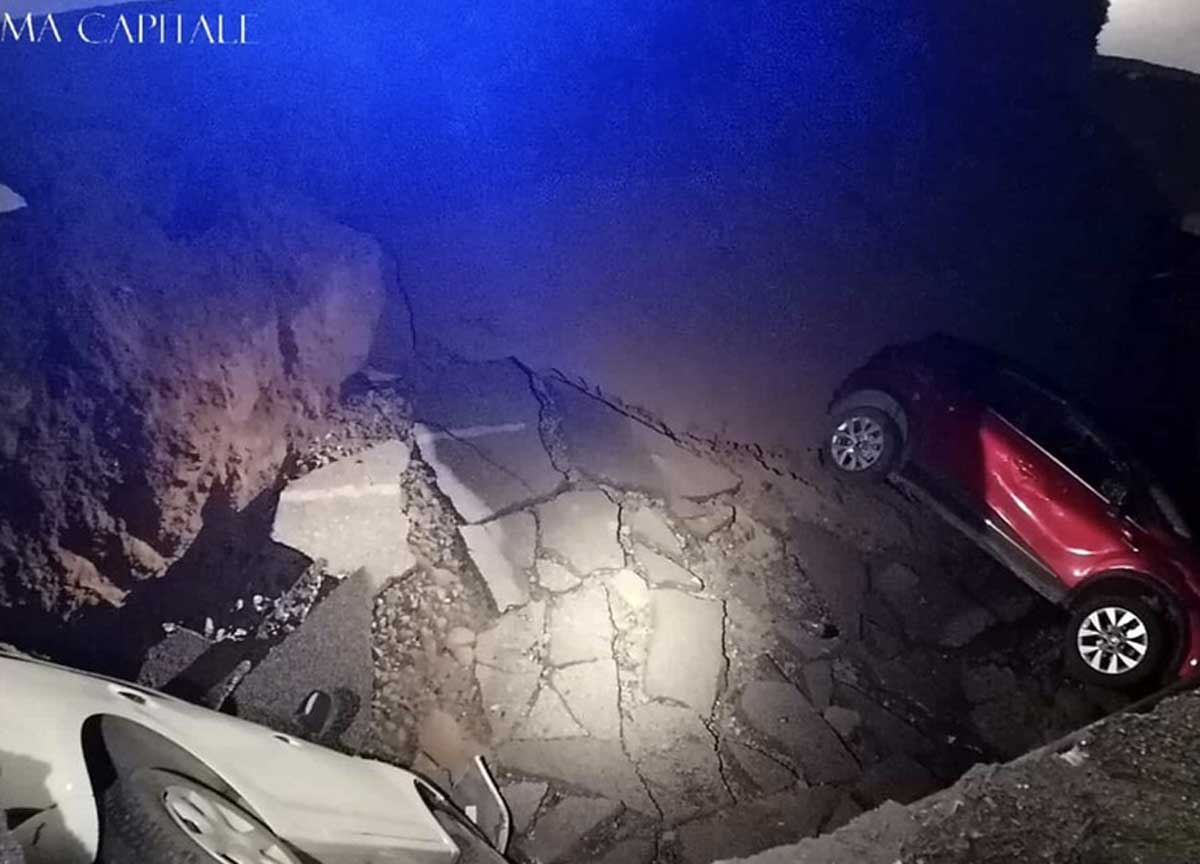 Roma, si apre una voragine da brivido al Quadraro: 2 auto inghiottite
