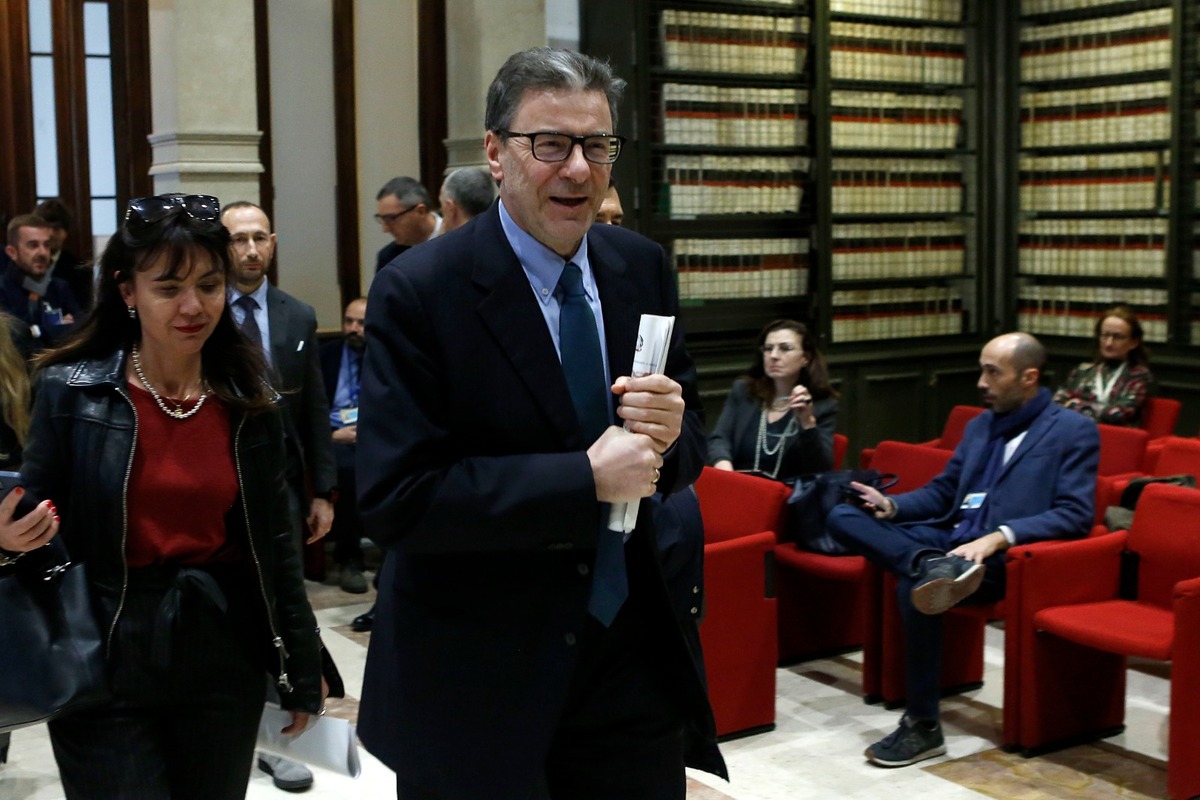 Superbonus, costi fuori controllo: 200 mld. Giorgetti: “Il Paese è assuefatto”