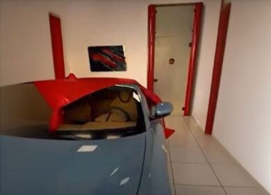 Fedez mostra sui social la sua nuova Ferrari “Roma”