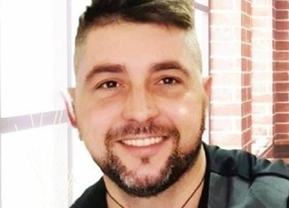 Uccide a coltellate lo zio che si è messo con la sua ex: “Gelosia? No, dolore” Uccide a coltellate lo zio che si è messo con la sua ex: “Gelosia? No, dolore”
