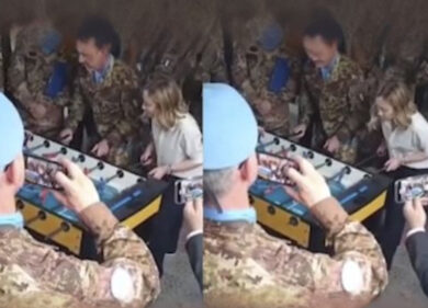 Meloni show in Libano: la premier gioca a calciobalilla con i militari