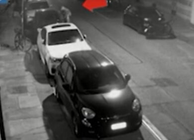 Torino, ruba un’auto davanti alla polizia. Non il più furbo dei ladri, le immagini