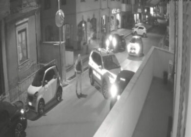 Ladro in fuga si schianta contro la polizia, le immagini da film. VIDEO